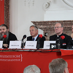 Podiumsdiskussion 'Beiträge der Kirchen zur ökologischen Umkehr' mit Bischof Dr. Alois Schwarz, Superintendent Dr. Gerold Lehner und Bischof Andrej Cilderzic. Moderation durch Dr. Helmut Obermayr.