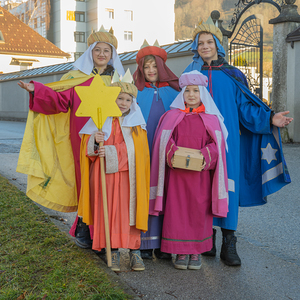 Kirchdorfer Sternsinger*innen als Teil der Sternsingeraktion 2023 / Foto Haijes Die Sternsinger*innen waren in der Pfarre Kirchdorf an der Krems unterwegs