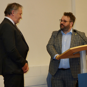 Daniel Neuböck, Bereichsleiter für Seelsorge und Liturgie (re.) dankt Rupert Aschauer, Referent für Altenpastoral in der Diözese Linz für sein langjähriges Wirken.