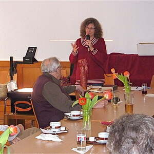 Senioren bekamen Bibel und Bibelausstellung erläutert