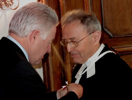 LH Dr. Josef Pühringer (l.) verlieh Prof. Karl Rehberger das Österreichische Ehrenkreuz für Wissenschaft und Kunst.                              