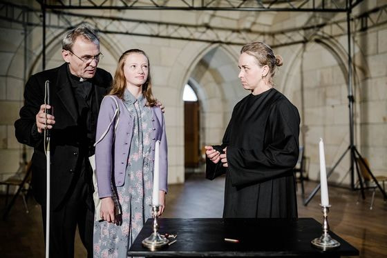 robenfoto von der Rudigierhalle im Linzer Mariendom: Regieanweisung während der Probe. Auf dem Bild zu sehen sind neben Franz Froschauer (als Johann Gruber) Anna Valentina Lebeda (als blindes Mädchen) und Tanja Jetzinger (als Schwester Pacifica).