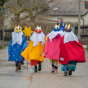 Kirchdorfer Sternsinger*innen als Teil der Sternsingeraktion 2023 / Foto Haijes Die Sternsinger*innen waren in der Pfarre Kirchdorf an der Krems unterwegs