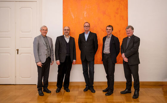 (v. l.) Bischofsvikar Johann Hintermaier, Hubert Nitsch (Kunstreferent und Diözesankonservator), Künstler Heimo Zobernig, Andreas Kaltseis (Büroleiter Bischofssekretariat), Bischof Manfred Scheuer