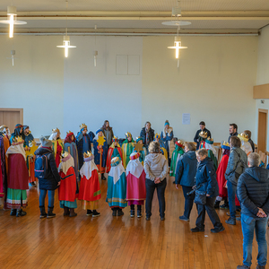 Kirchdorfer Sternsinger*innen als Teil der Sternsingeraktion 2023 / Foto Haijes Die Sternsinger*innen waren in der Pfarre Kirchdorf an der Krems unterwegs