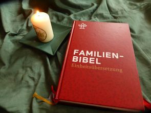 Bibel und Kerze