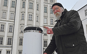 P. Amand Kraml OSB bei der Wetterstation vor der Sternwarte des Stifts Kremsmünster
