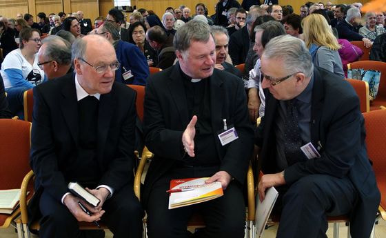 Pastoraltagung 2017 (v. l.): Die Bischöfe Alois Schwarz, Manfred Scheuer und Seelsorgeamtsleiter Balthasar Sieberer im Gespräch
