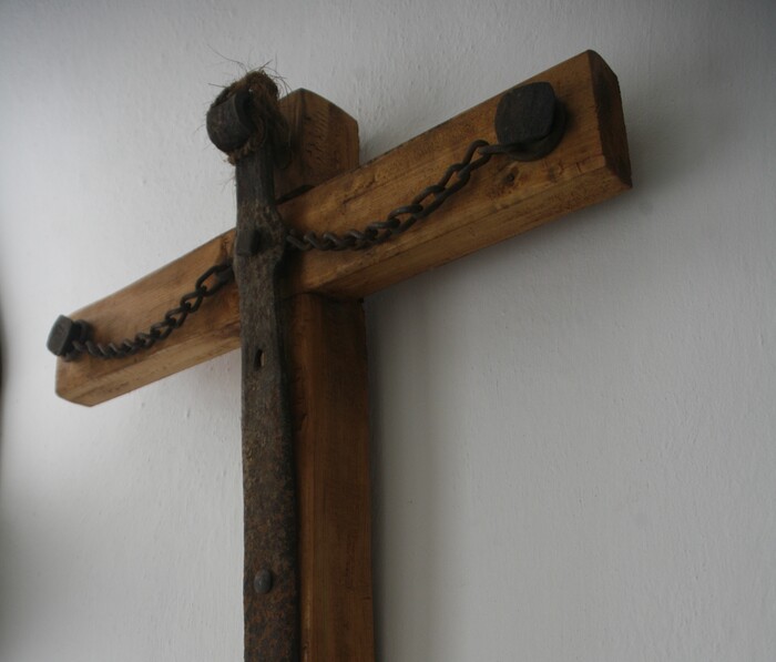 schlichtes Holzkreuz mit Eisenbalken