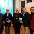 Buchpräsentation Biografie Hermann Kagerer / © Sophie Fuchsberger V. l.: Bischof em. Dr. Maximilian Aichern OSB, Dr. Josef Kagerer (Autor), Diözesanbischof Dr. Ludwig Schwarz SDB, Mag. Bernhard Kagerer (Grafik & Layout), DDr. Helmut Wagner (Verleger)