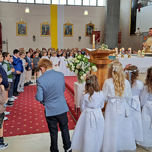 Jede Schüler:in erhält ein geweihtes Kreuz 
