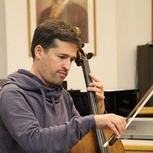 Peter Trefflinger begleitet...