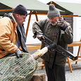 Adventmarkt im Bischofshof 2016: Dompfarrer unterstützt tatkräftig beim Aufbau / Diözese Linz/Appenzeller Adventmarkt im Bischofshof 2016: Dompfarrer unterstützt tatkräftig beim Aufbau