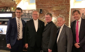 V. l.: Florian Wegscheider (Generalsekretär Pro Oriente Sektion Linz), Martin Felhofer (Altabt von Schlägl), Bischof Manfred Scheuer, Josef Pühringer (Vorsitzender Pro Oriente Sektion Linz), Alexander Grubmayr (österreichischer Botschafter in Prag)