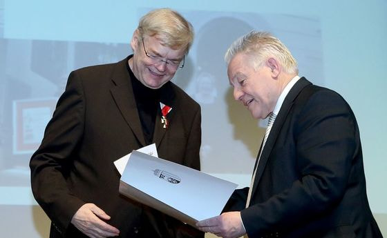 Landeshauptmann Dr. Josef Pühringer (r.) verlieh dem emeritierten Freistädter Stadtpfarrer Mag. Franz Mayrhofer das Goldene Verdienstzeichen des Landes OÖ.