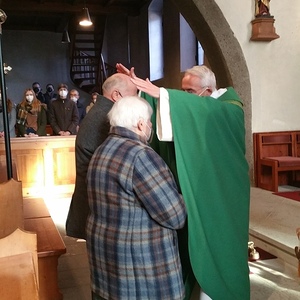 Pfr. Dorfer segnet im Anschuss die Paare...