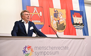 Eröffnung des Siebten Internationalen Menschenrechtesymposium mit Fritz Dittlbacher