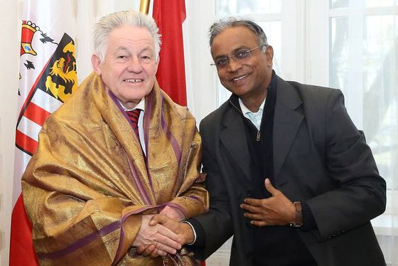 LH Pühringer (l.) und Pater Noel Maddhichetty
