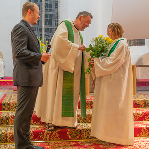 Dankefest Pfarre Kirchdorf an der Krems, Bild vlnr: Jakob Haijes - Pfarrgemeindratsobmann und Pfarrer P. Severin Kranabitl danken der scheidenden Pastoralassistentin Bernadette Hackl 