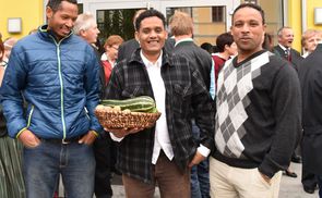 Flüchtlinge aus Eritrea beim Erntedankfest 2015 der Pfarre Sattledt